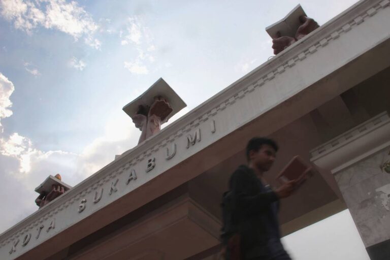 One of city landmarks.
Anyone know the meaning lies in the statue?

#exploresuka...