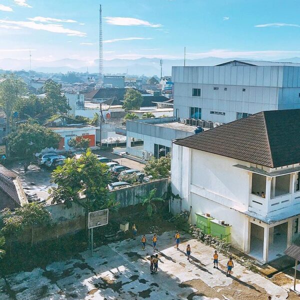 Rise & greet the day with enthusiasm! Happy Monday! Photo by  taken around UMMI ...