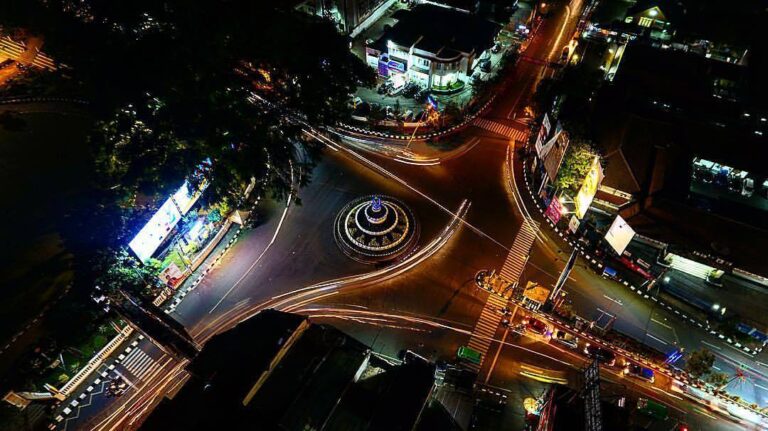 Selain Tugu Adipura, landmark atau tugu apa lagi yang dimiliki Sukabumi? Bird-ey...