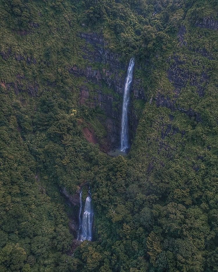 Simple yet magnificent.
Photo by  aerial view of Curug Ngelay & Curug Ciateul #e...