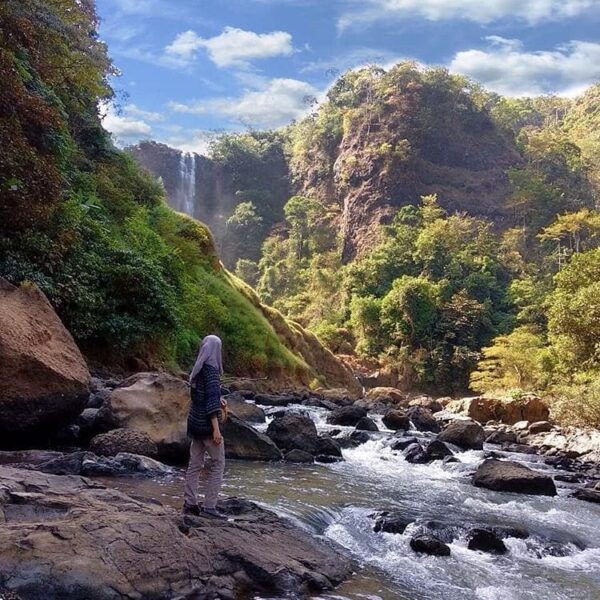 Sometimes a new perspective is all what you need. Happy weekend! Curug Puncak Ma...