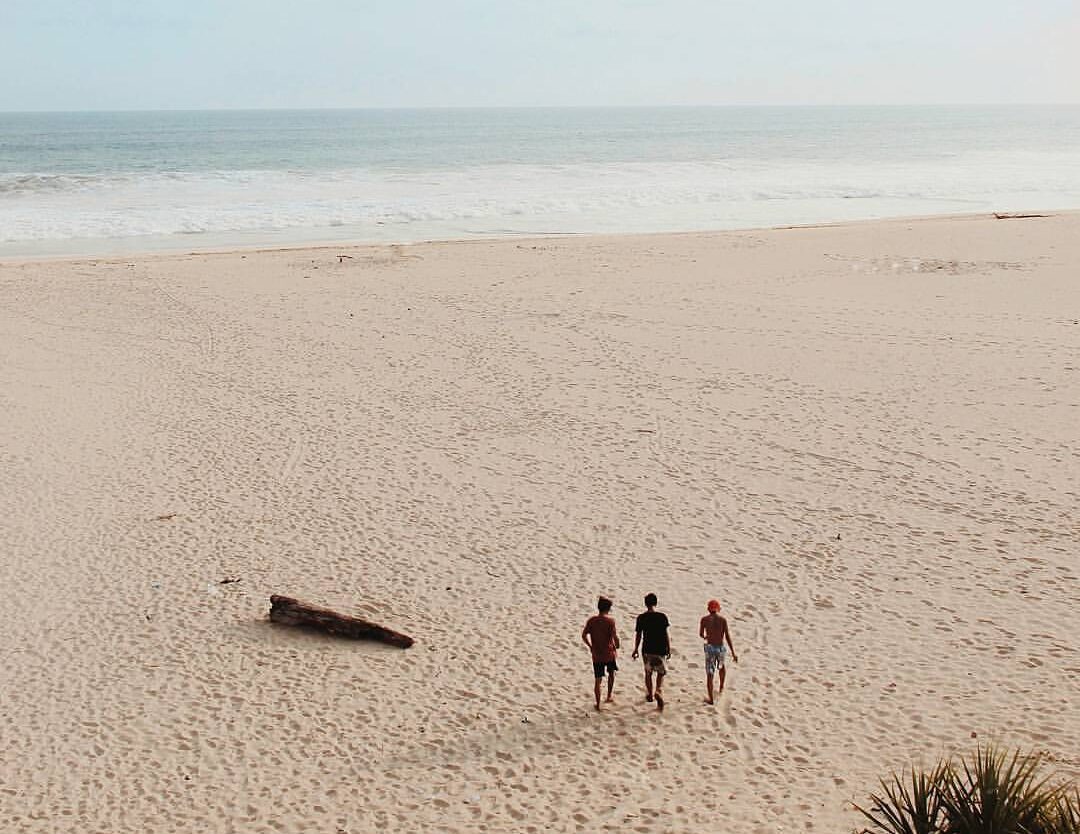 Strolling by the beach
Disini kalo ada payung-payung buat berteduh gitu enak ga ...
