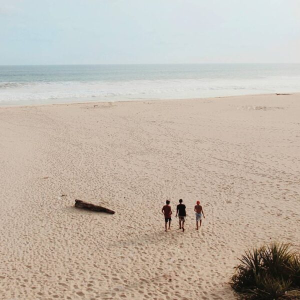 Strolling by the beach
Disini kalo ada payung-payung buat berteduh gitu enak ga ...
