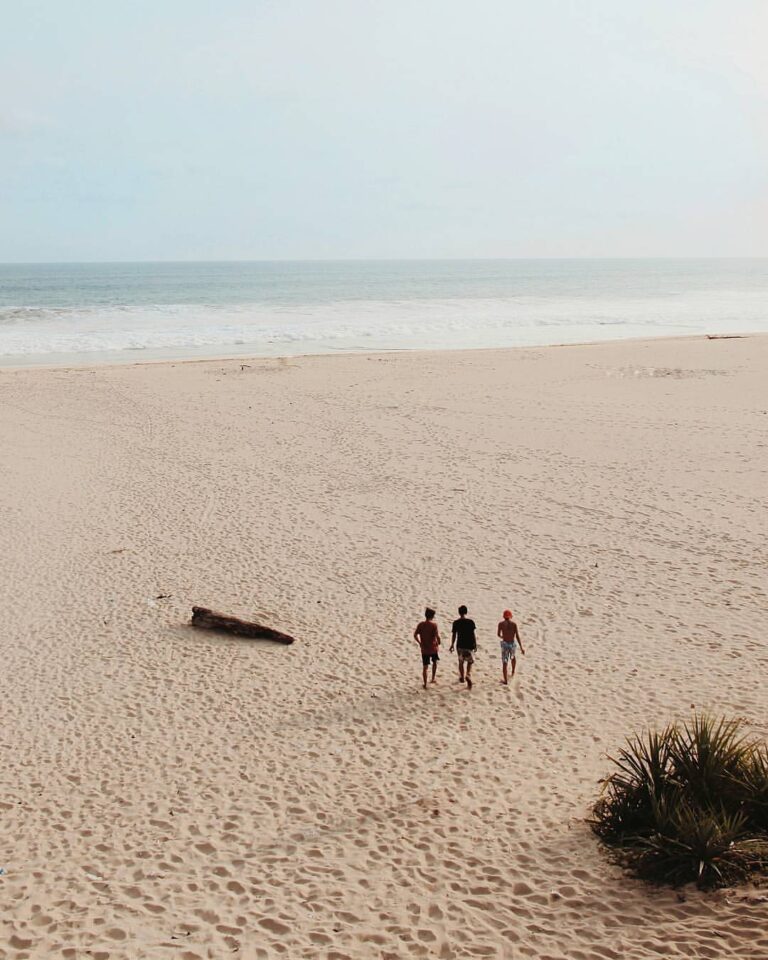 Strolling by the beach
Disini kalo ada payung-payung buat berteduh gitu enak ga ...