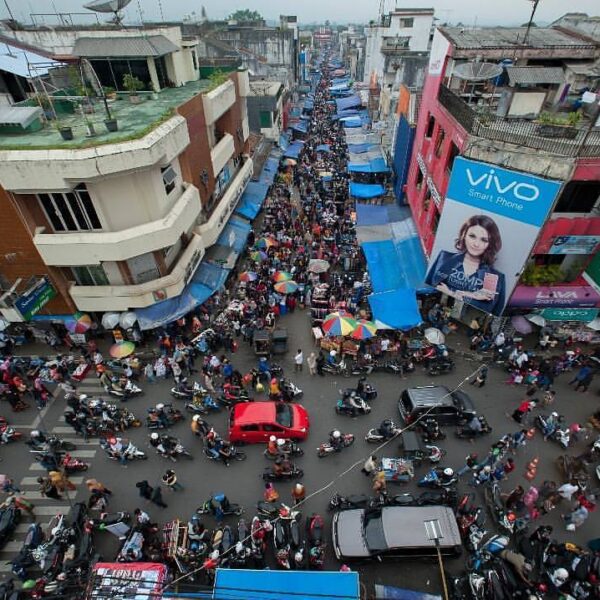 Suasana H-2 menjelang Hari Raya Idul Fitri 1438 H di jalan Ahmad Yani dan Kapt H...