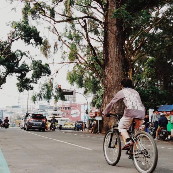 Today is the #EarthDay! Let’s use more environment-friendly transportation & goo...