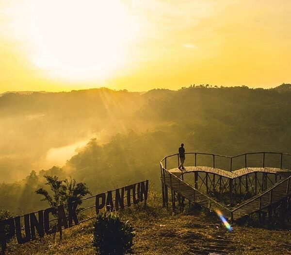 We rarely found a picture of Puncak Pantun as magnificent as this. 
Photo by  #e...