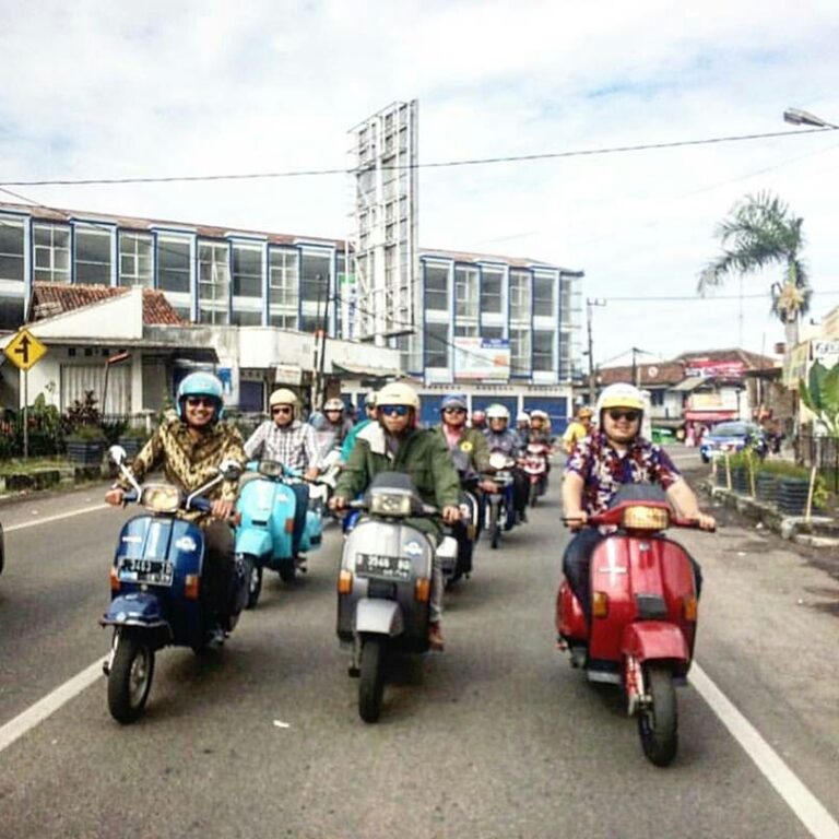 #es_events
The Retroria presents
WE RIDE ON FRIDAY
-Scooter
-Modern Vespa
-Class...