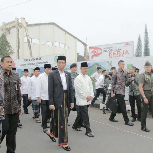 #es_news
Suasana Idul Adha di Lapangan Merdeka (1/9) dihadiri    dan  untuk menu...