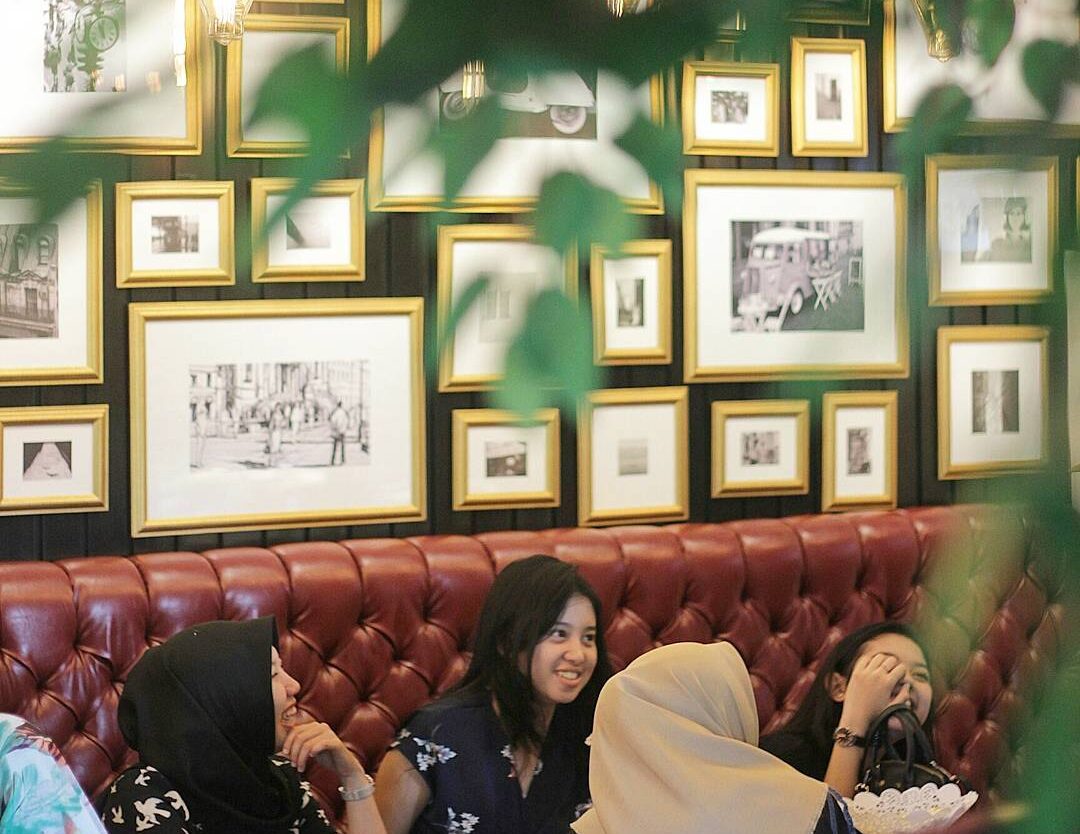#es_shoutout
Great companions deserve good food and nice ambience. Agree? Selain...