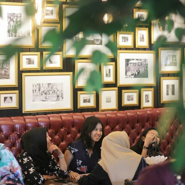 #es_shoutout
Great companions deserve good food and nice ambience. Agree? Selain...