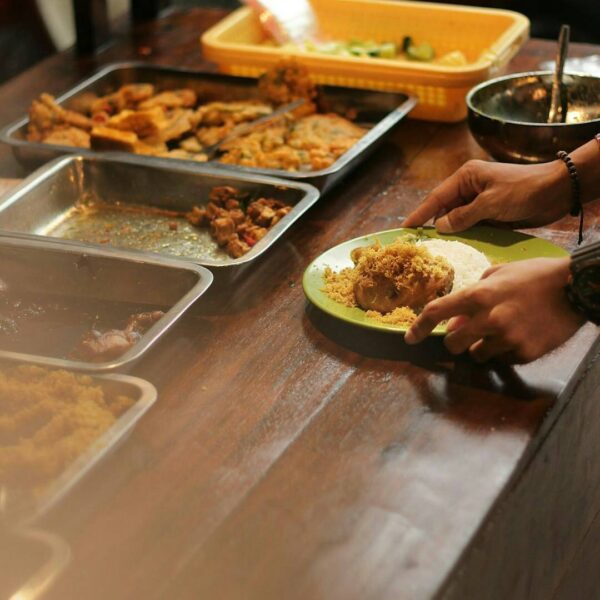 #es_shoutout
Hello, peeps! Ada satu tempat makan yang lagi hits di sukabumi nih ...