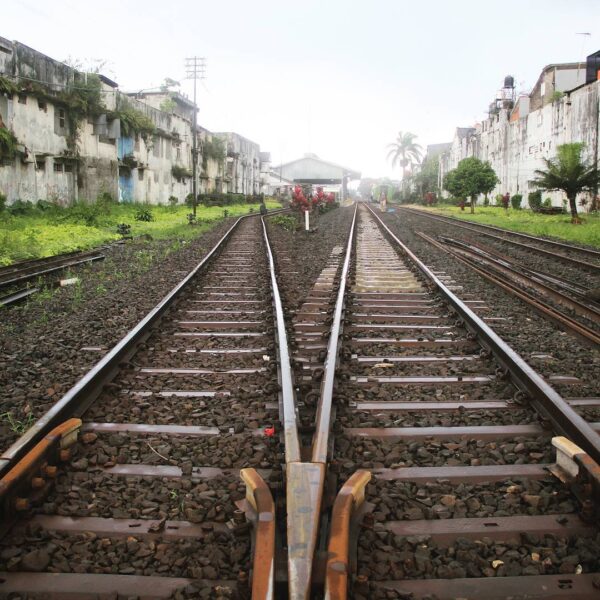 hari ini (15/12), meresmikan proyek Pembangunan Double Track Kereta Api Sukabum...