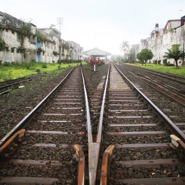 hari ini (15/12), meresmikan proyek Pembangunan Double Track Kereta Api Sukabum...