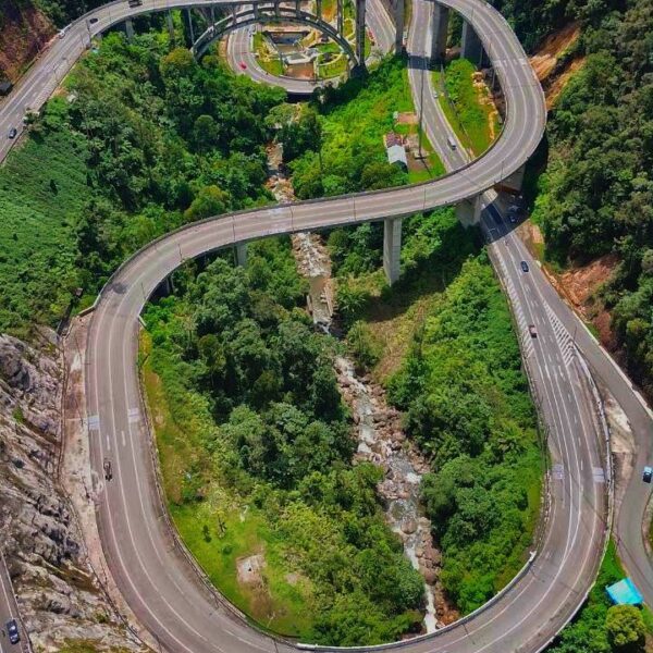 Jembatan Layang Kelok 9 yang menghubungkan Kota Payakumbuh, Sumatera Barat menuj...