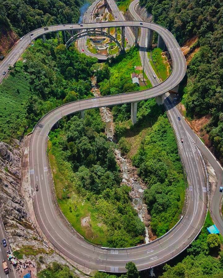 Jembatan Layang Kelok 9 yang menghubungkan Kota Payakumbuh, Sumatera Barat menuj...