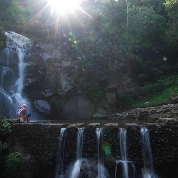 Jika di Bogor mempunyai air terjun yang disebut curug, di Kota Batu Malang memil...