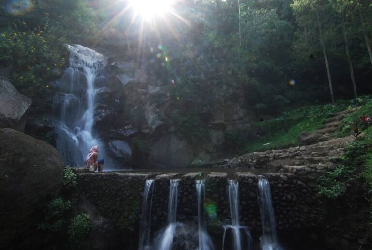 Jika di Bogor mempunyai air terjun yang disebut curug, di Kota Batu Malang memil...