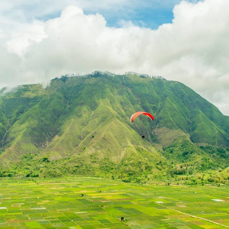 Jika kaki tak sanggup untuk menapaki Rinjani, naiklah ke Bukit Selong. Di sana, ...