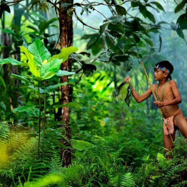 Judul foto ini adalah Mentawai "Penjaga Hutan Hujan". Menggambarkan momen suku y...