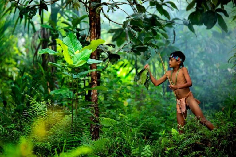 Judul foto ini adalah Mentawai "Penjaga Hutan Hujan". Menggambarkan momen suku y...
