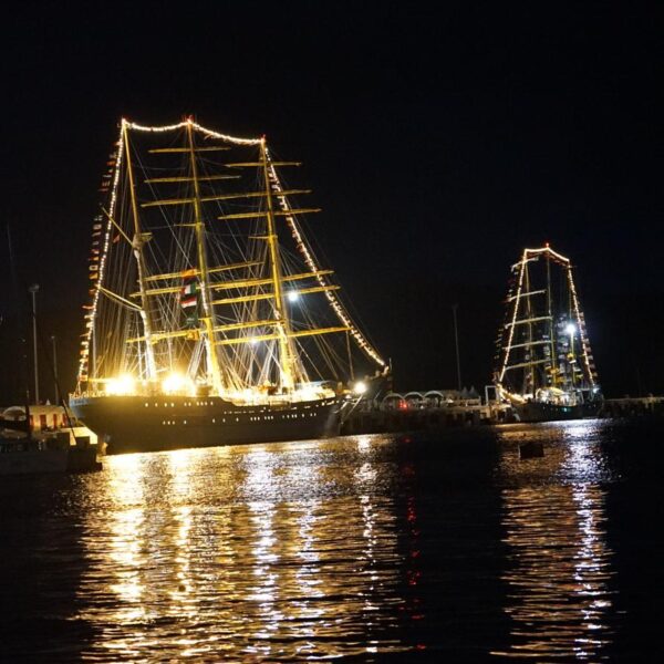 KRI Bima Suci (kiri) yang akan menggantikan tugas KRI Dewa Ruci (kanan) sebagai ...