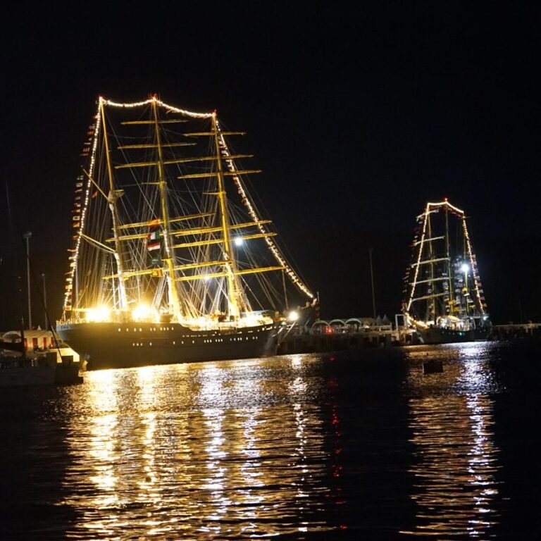 KRI Bima Suci (kiri) yang akan menggantikan tugas KRI Dewa Ruci (kanan) sebagai ...