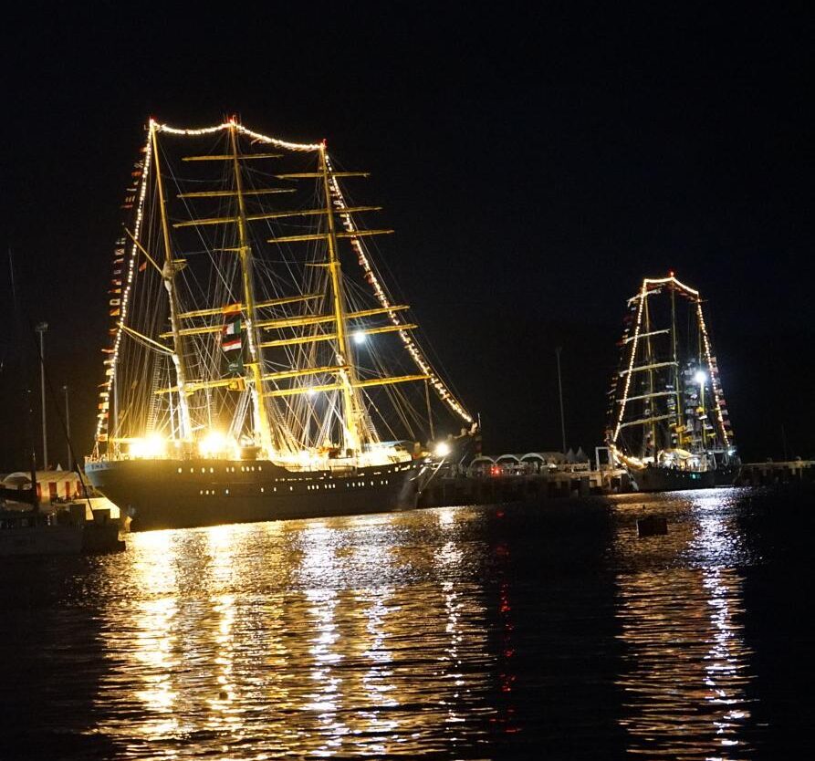 KRI Bima Suci (kiri) yang akan menggantikan tugas KRI Dewa Ruci (kanan) sebagai ...