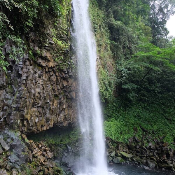Kalau biasanya kita harus naik turun tangga atau bukit untuk melihat air terjun,...