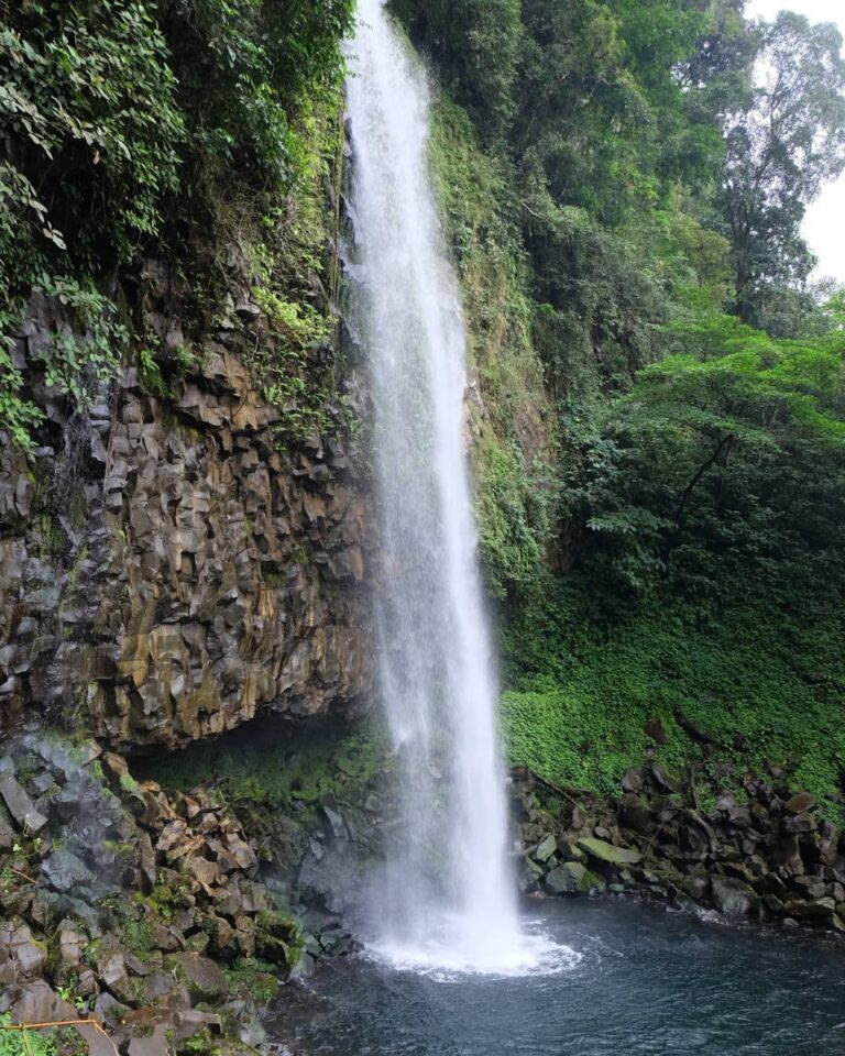 Kalau biasanya kita harus naik turun tangga atau bukit untuk melihat air terjun,...