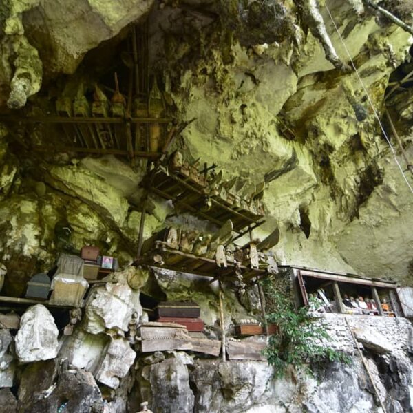 Kalau liburan ke Toraja, kalian wajib ke Londa. Kita akan disuguhkan wisata ekst...