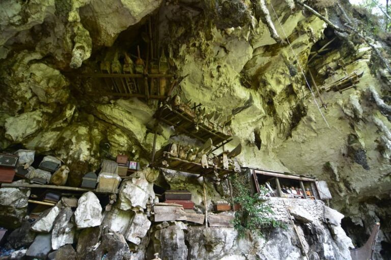 Kalau liburan ke Toraja, kalian wajib ke Londa. Kita akan disuguhkan wisata ekst...