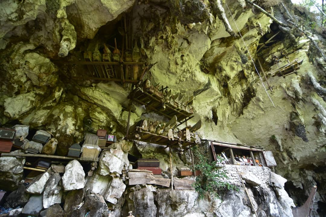 Kalau liburan ke Toraja, kalian wajib ke Londa. Kita akan disuguhkan wisata ekst...