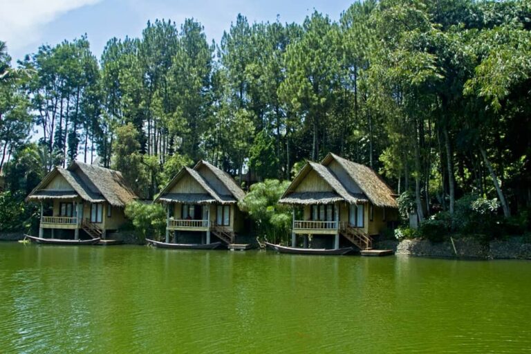 Kampung Sampireun Resort and Spa salah satu resort ekslusif di Garut. Tempat ini...