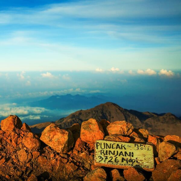 Kata-kata tak pernah cukup melukiskan indahmu, Rinjani.
. 
Mendaki di Gunung Rin...