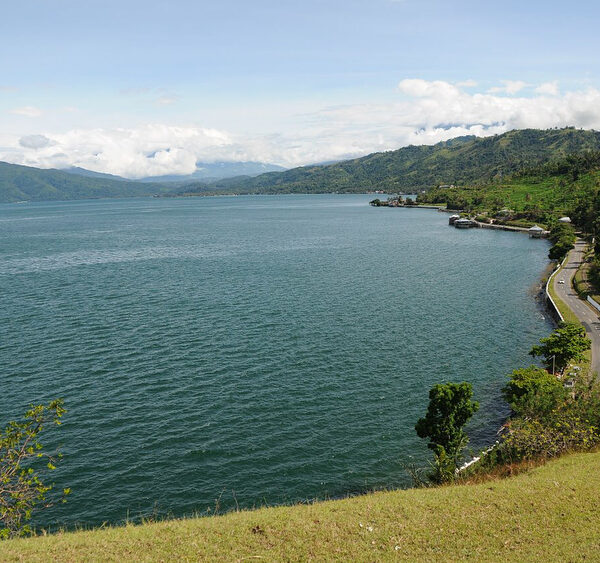 Kebayang gak, naik sepeda di pinggir danau sambil menikmati pemandangan birunya ...