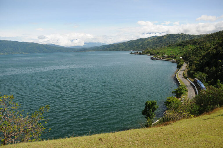 Kebayang gak, naik sepeda di pinggir danau sambil menikmati pemandangan birunya ...