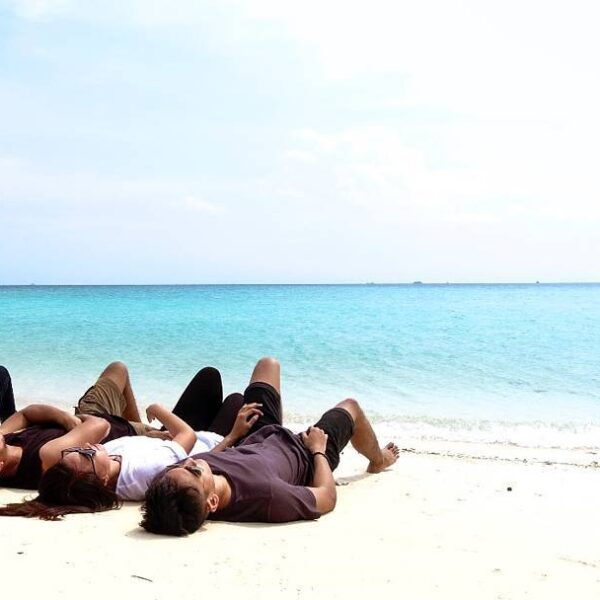 Kecantikan Gili Labak Sumenep Madura semakin sempurna jika kamu menikmatinya ber...