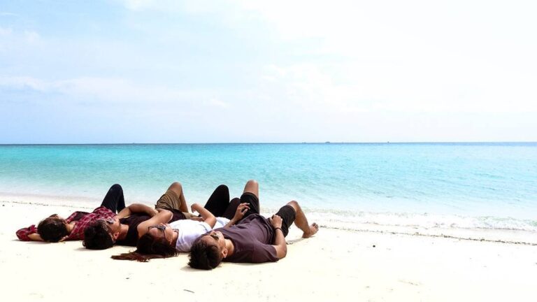 Kecantikan Gili Labak Sumenep Madura semakin sempurna jika kamu menikmatinya ber...