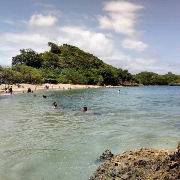 Kecantikan Pantai Teluk Asmara layak disebut sebagai Raja Ampatnya Malang. Terse...