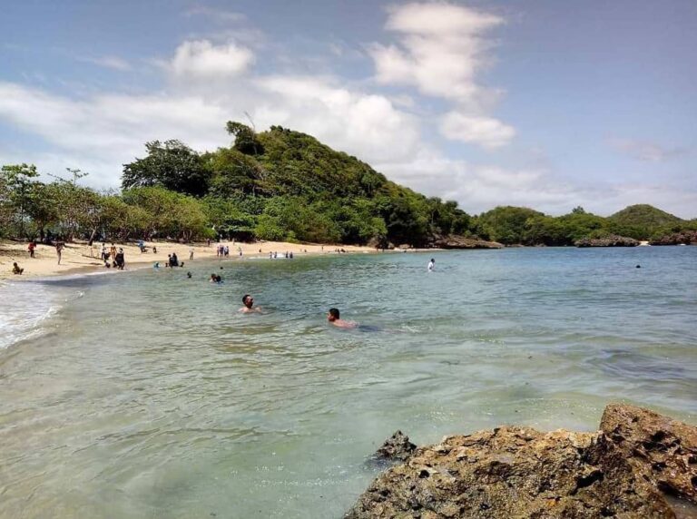 Kecantikan Pantai Teluk Asmara layak disebut sebagai Raja Ampatnya Malang. Terse...