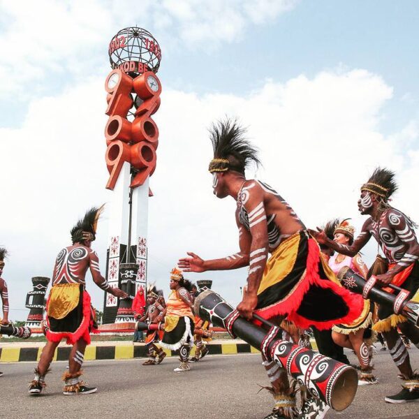 Keindahan alam dan budaya tanah Papua tak perlu lagi dipungkiri. Mutiara hitam d...