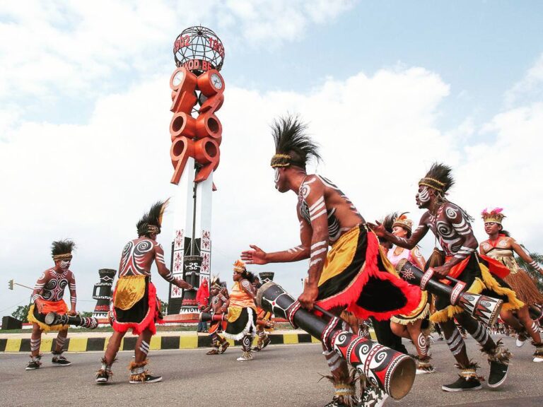Keindahan alam dan budaya tanah Papua tak perlu lagi dipungkiri. Mutiara hitam d...