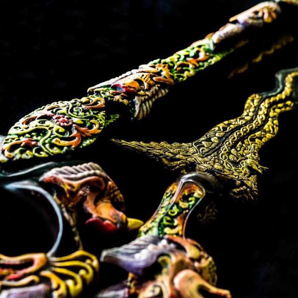Keris adalah senjata tikam (berujung runcing dan tajam pada kedua sisinya) denga...