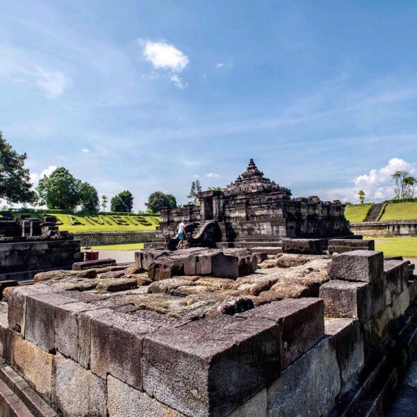 Kisah Tersembunyi di Candi Sambisari
.
.
Candi Sambisari merupakan  candi Hindu ...