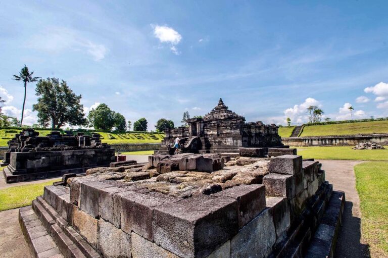 Kisah Tersembunyi di Candi Sambisari
.
.
Candi Sambisari merupakan  candi Hindu ...