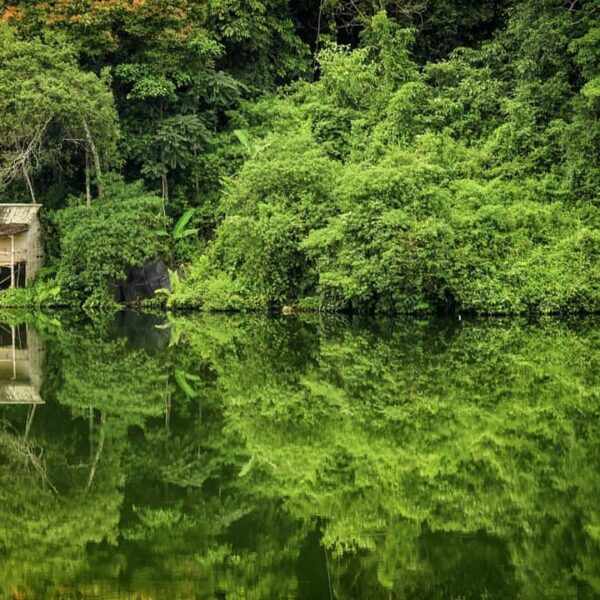 Konon Danau Lingkat ini dikeramatkan oleh warga. Pengunjung dilarang mengarungi ...