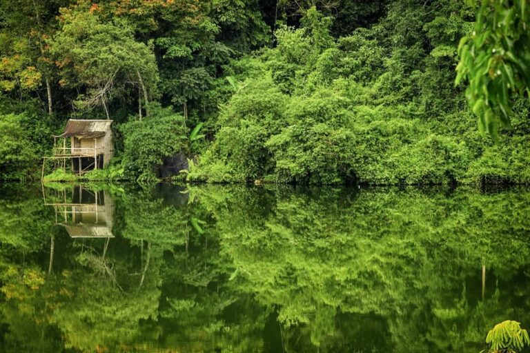 Konon Danau Lingkat ini dikeramatkan oleh warga. Pengunjung dilarang mengarungi ...