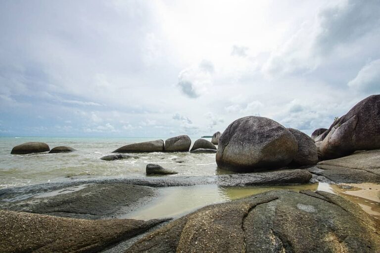 Konon, batu-batu besar yang sudah ada sejak dulu ini, menurut cerita setempat su...