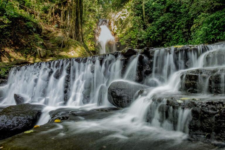 Legenda Bidadari di Curug Putri.
.
.
Curug (air terjun dalam bahasa Sunda) Putri...